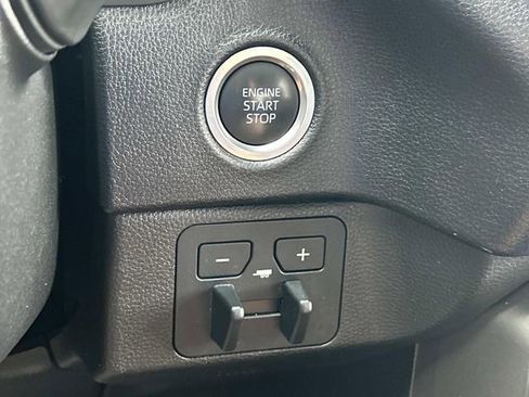 Used 2022 Toyota Tundra SR5 w/ SR5 Convenience Package AWD/4WD image 28