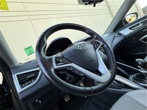 Used 2013 Hyundai Veloster w/ Style Pkg image 16