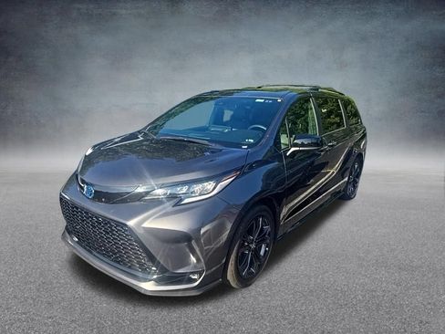 Used 2025 Toyota Sienna XSE FWD image 4