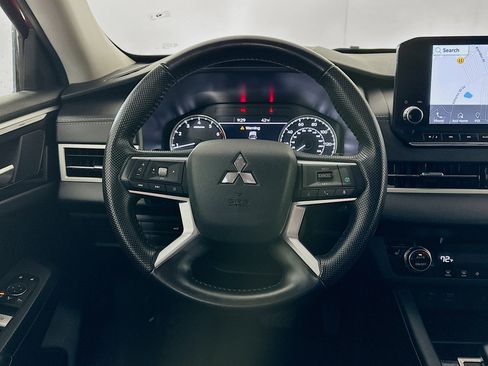 Used 2024 Mitsubishi Outlander SE image 17