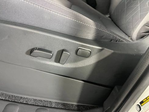 Used 2025 Nissan Frontier SV image 25