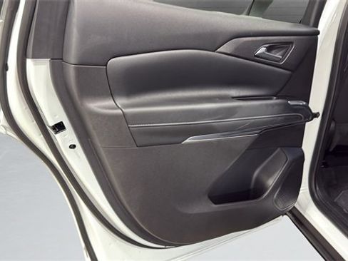 Used 2025 Chevrolet Traverse LT image 28