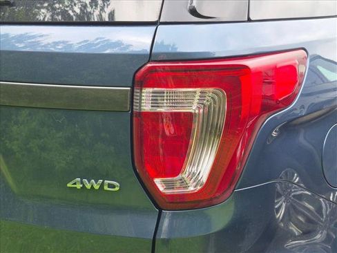 Used 2018 Ford Explorer XLT w/ Equipment Group 202A AWD/4WD image 9