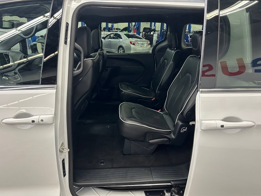 Used 2026 Chrysler Pacifica Limited FWD image 14