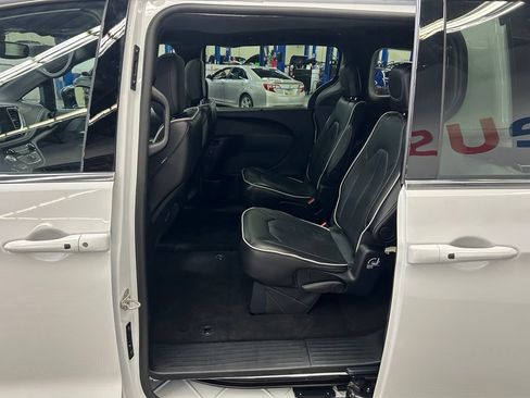 Used 2026 Chrysler Pacifica Limited FWD image 14