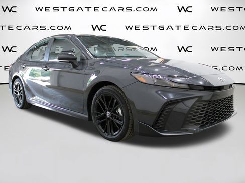 Used 2025 Toyota Camry SE image 1