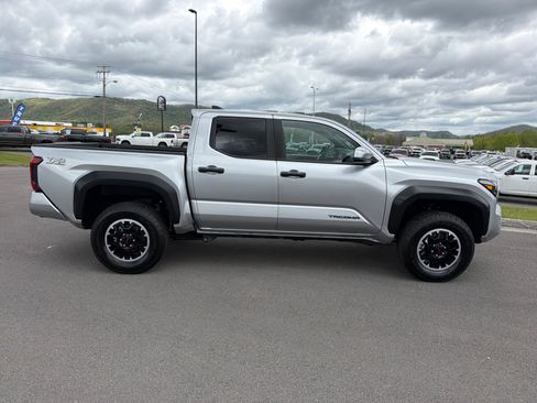 Used 2025 Toyota Tacoma TRD Off-Road AWD/4WD image 5