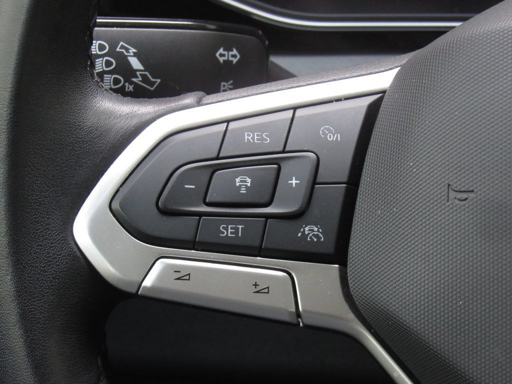 Used 2025 Volkswagen Jetta SE FWD image 23