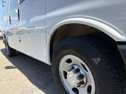 Used 2018 Chevrolet Express 2500 RWD image 12