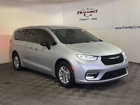 Used 2024 Chrysler Pacifica Touring-L image 2
