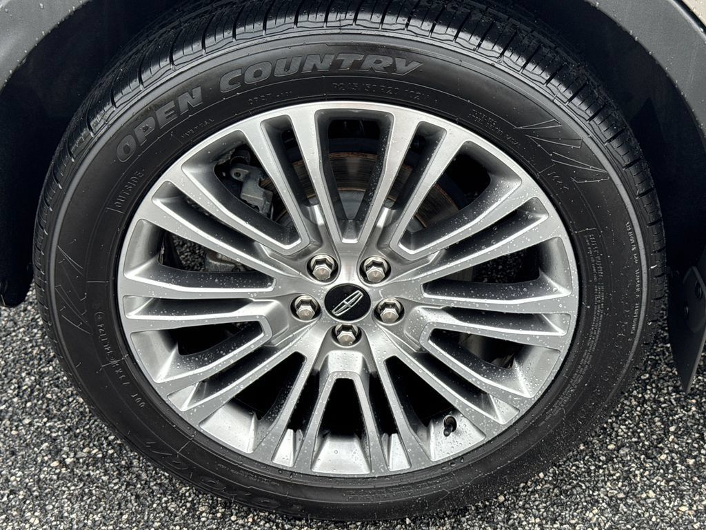 Used 2018 Lincoln MKX Reserve w/ Driver Assistance Package FWD image 19