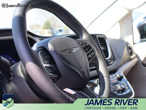 Used 2024 Chrysler Pacifica Touring-L image 24