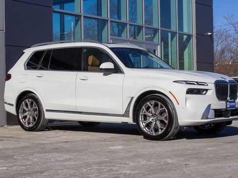 Used 2025 BMW X7 xDrive40i w/ Executive Package image 3