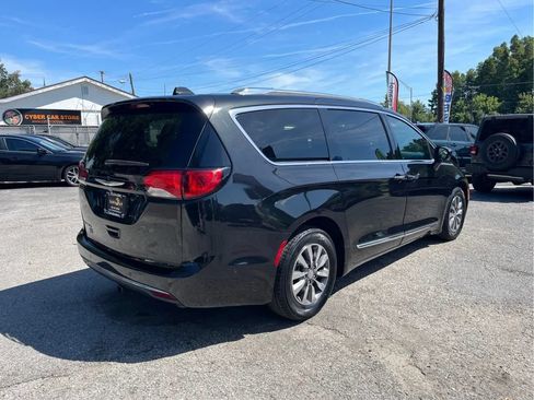 Used 2020 Chrysler Pacifica Touring-L FWD image 5