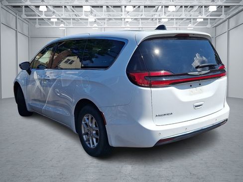 Used 2025 Chrysler Pacifica Select FWD image 3