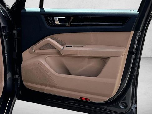 Used 2020 Porsche Cayenne image 18