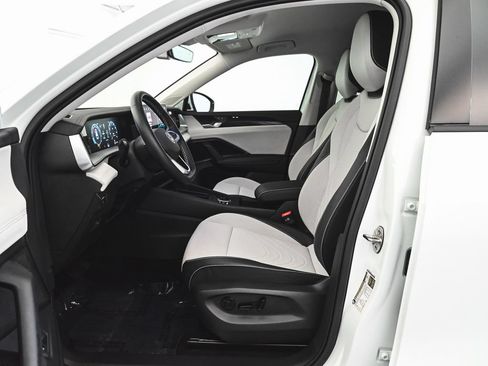 Used 2025 Volkswagen Tiguan SE AWD/4WD image 31