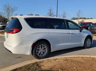 New 2025 Chrysler Pacifica Select video 4