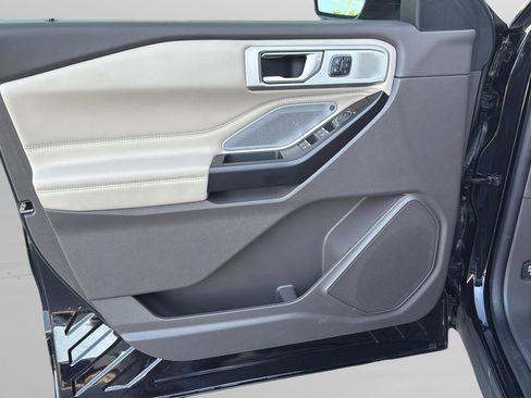 Used 2020 Ford Explorer Platinum w/ Premium Technology Package image 20