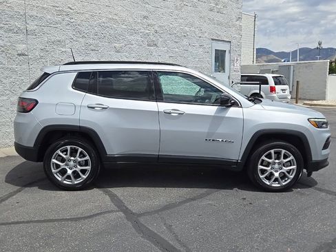 Used 2024 Jeep Compass Latitude w/ Sun and Sound Group AWD/4WD image 2