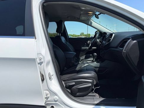 Used 2019 Jeep Cherokee Latitude Plus AWD/4WD image 11