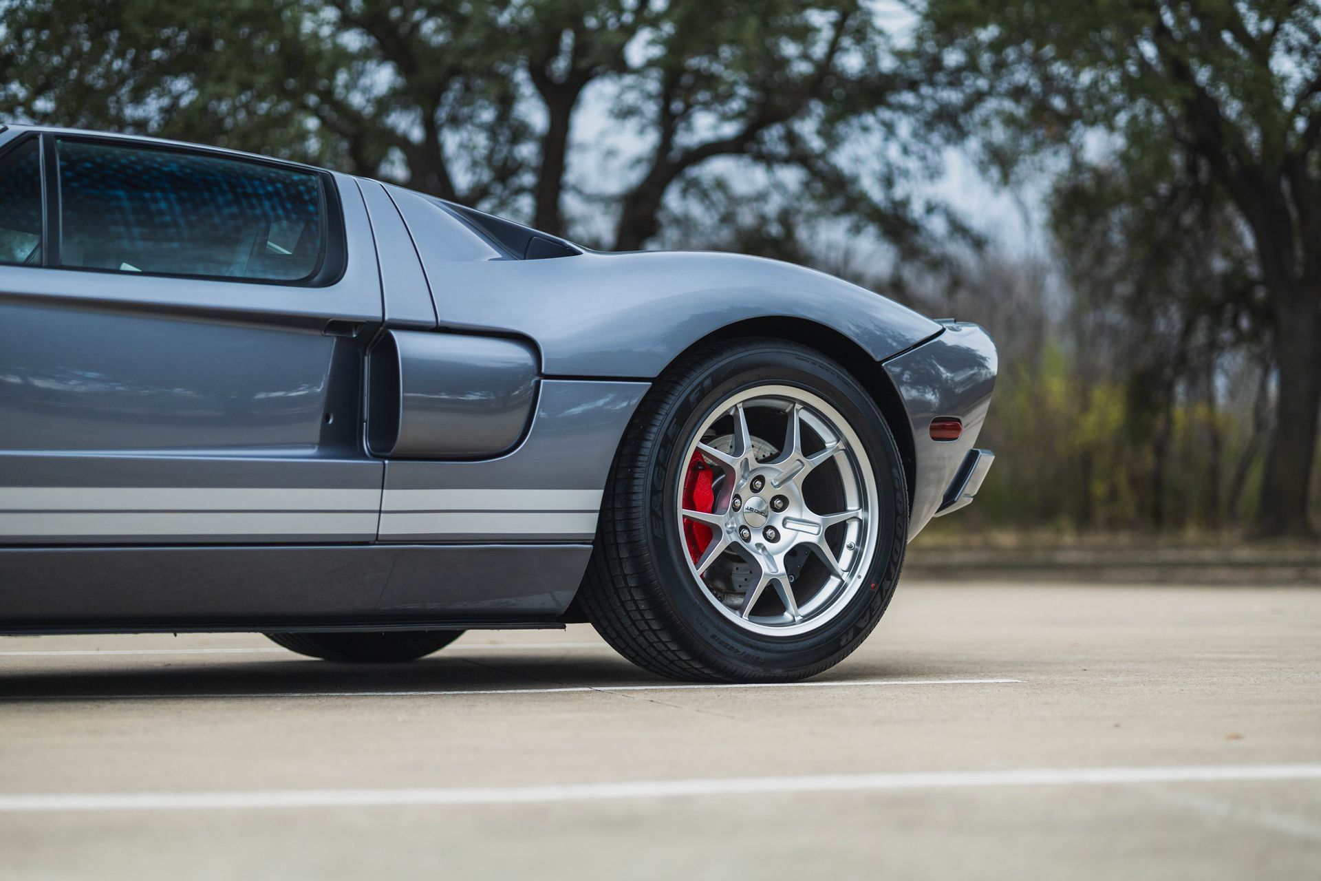 Used 2006 Ford GT RWD image 12