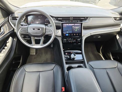 Used 2024 Jeep Grand Cherokee Limited image 11