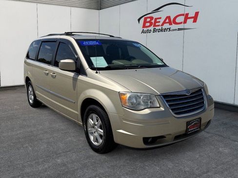 Used 2010 Chrysler Town & Country Touring w/ Entertainment Group #2 FWD image 3