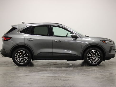 Used 2023 Ford Escape SE w/ PHEV Premium Package FWD image 9