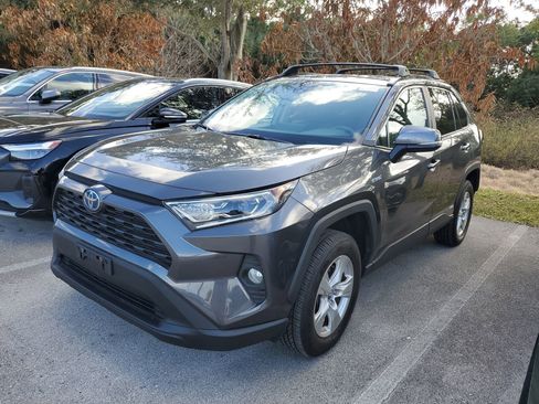 Used 2021 Toyota RAV4 XLE w/ Convenience Package image 3