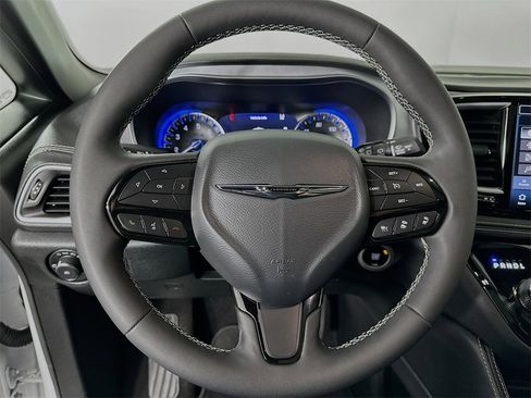 Used 2025 Chrysler Pacifica Limited image 19