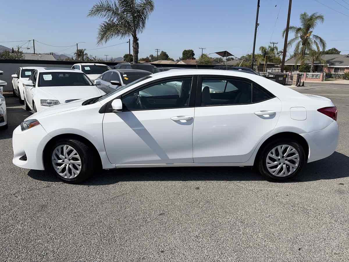 Used 2018 Toyota Corolla LE FWD image 2