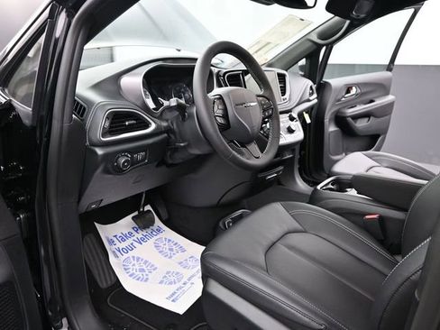 New 2026 Chrysler Pacifica Select w/ S Appearance Package image 9