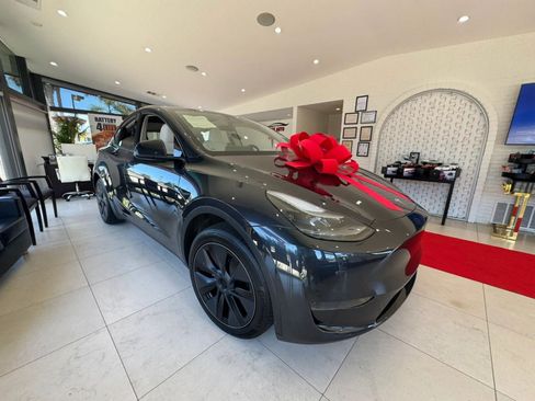 Used 2024 Tesla Model Y Long Range RWD image 3