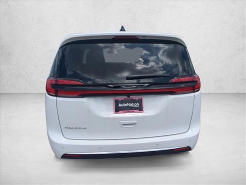 New 2027 Chrysler Pacifica Select FWD image 8
