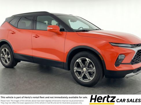 Used 2025 Chevrolet Blazer LT FWD image 1