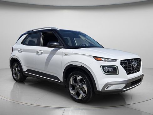 Certified 2025 Hyundai Venue Limited FWD image 9