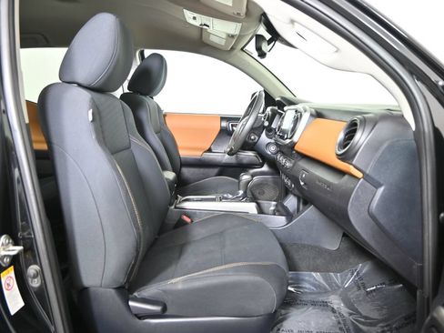 Used 2020 Toyota Tacoma SR5 AWD/4WD image 14