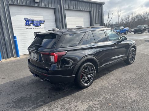 Used 2025 Ford Explorer ST-Line w/ ST-Line Street Pack image 3