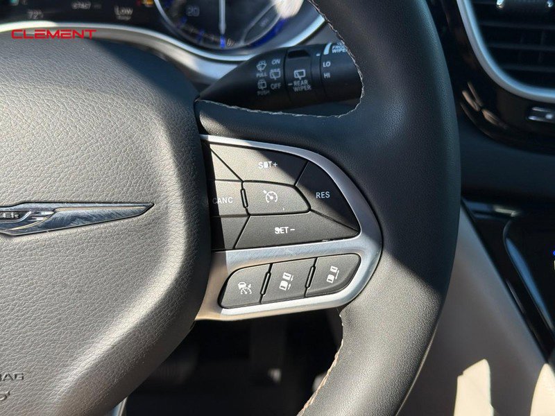 Used 2023 Chrysler Pacifica Touring-L FWD image 26