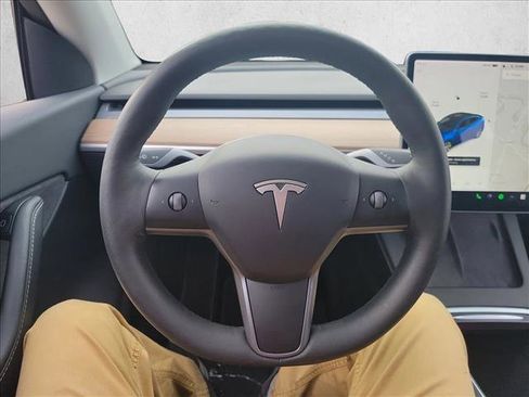Used 2022 Tesla Model Y Long Range image 18
