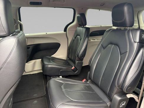 Used 2022 Chrysler Pacifica Touring-L FWD image 14