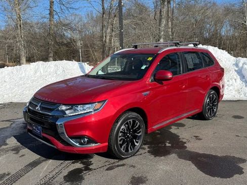 Used 2018 Mitsubishi Outlander 4WD Plug-In Hybrid image 2