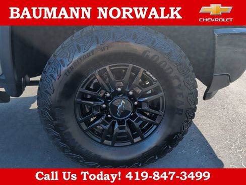 Used 2025 Chevrolet Silverado 2500 ZR2 w/ Technology Package AWD/4WD image 9