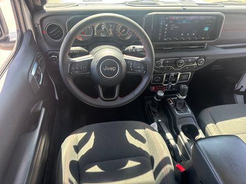 Used 2025 Jeep Wrangler Unlimited Rubicon AWD/4WD image 13