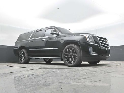 Used 2018 Cadillac Escalade ESV Luxury AWD/4WD image 28