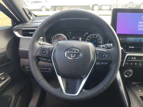 Used 2023 Toyota Venza XLE image 26