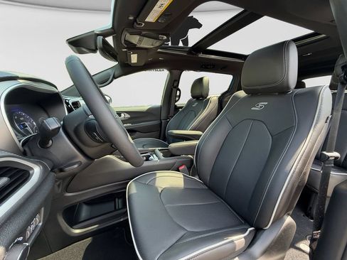 New 2027 Chrysler Pacifica Limited w/ S Appearance Package AWD/4WD image 18