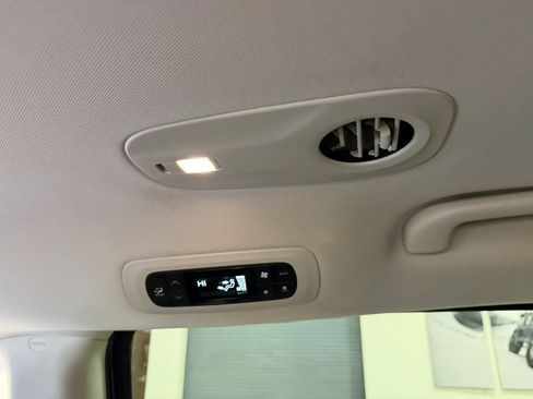 Used 2023 Chrysler Pacifica Touring-L FWD image 52