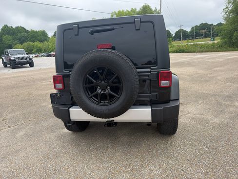 Used 2015 Jeep Wrangler Unlimited Sahara w/ Connectivity Group AWD/4WD image 5